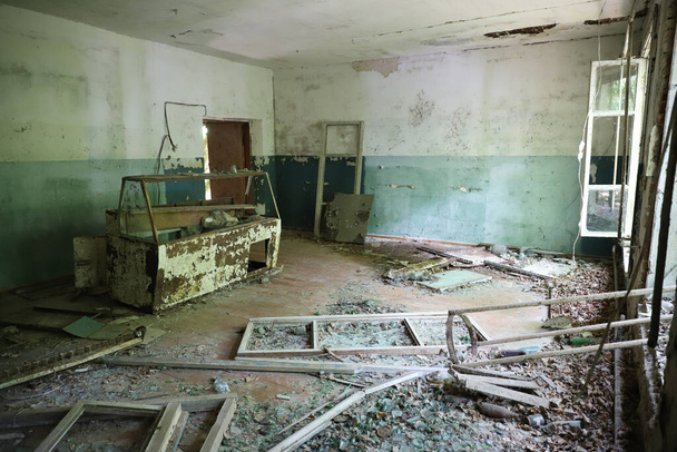 Εγκαταλελειμμένο κτίριο στη ζώνη αποκλεισμού του Τσερνομπίλ, Ουκρανία - Φωτογραφία, εικόνα