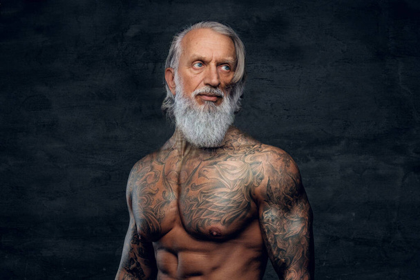 Fitnes grootvader bodybuilder met lange baard en naakte romp - Foto, afbeelding