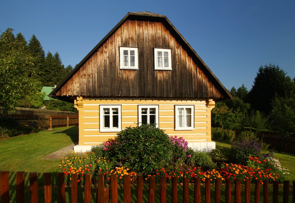 Casa de campo con jardín
 - Foto, Imagen
