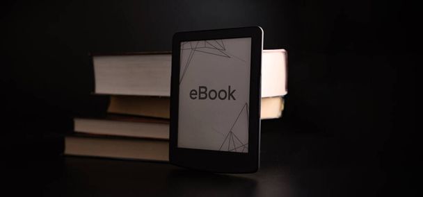 Lettori. Libro digitale elettronico, tablet lettore biblioteca con libri su sfondo scuro. Ebook, e-learning concetto di mobilità elettronica su Internet - Foto, immagini