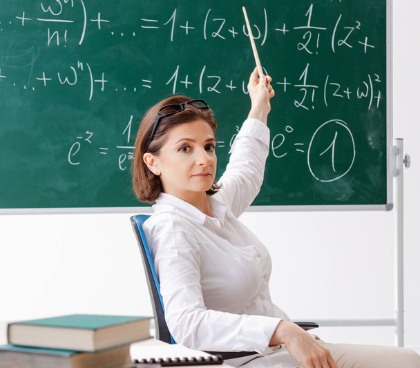Вчителька математики перед клавіатурою
 - Фото, зображення