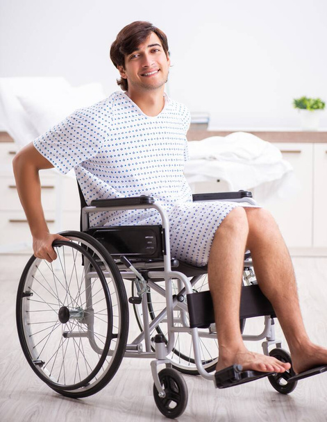 O jovem bonitão em cadeira de rodas no hospital - Foto, Imagem