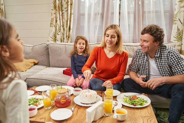 Onnellinen perhe syö maukasta ruokaa ja juhlii - Valokuva, kuva