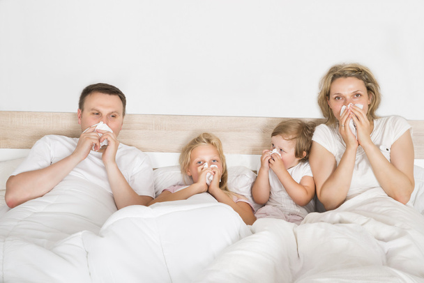 Sick Family Lying In Bed - Foto, afbeelding