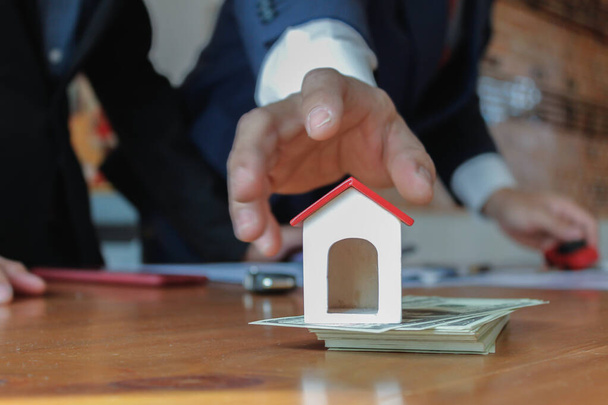 Les investisseurs planifient une entreprise immobilière et examinent les ventes et les statistiques des ventes immobilières au cours de la dernière année afin de discuter et de consulter le conseil d'administration avant de lancer l'entreprise.. - Photo, image