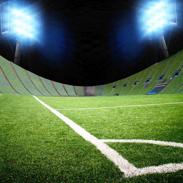 Fußballplatz mit den Projektoren - Foto, Bild