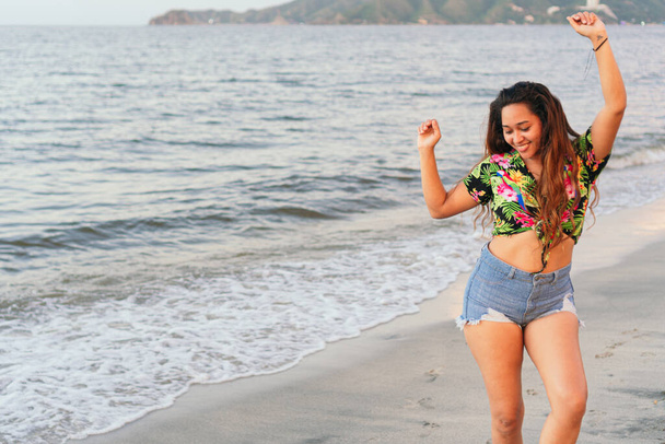 Musta nainen, jolla on hauskaa kävely meren rannalla Ihmiset ja onnellisuus käsite - Valokuva, kuva