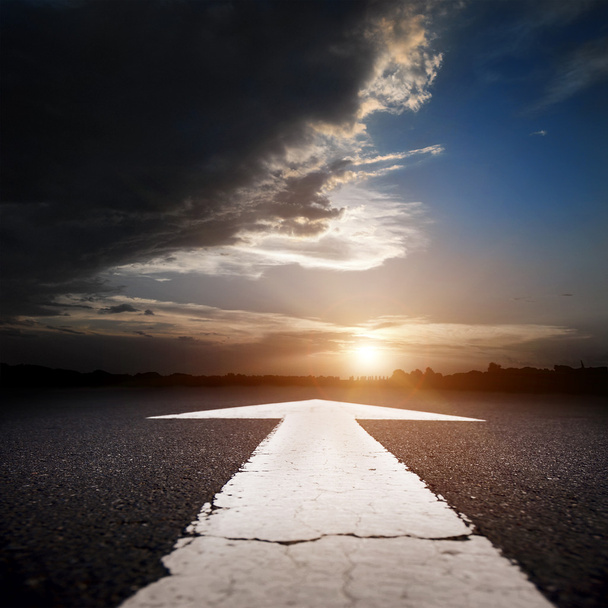 prázdná asfaltová cesta při západu slunce - Fotografie, Obrázek