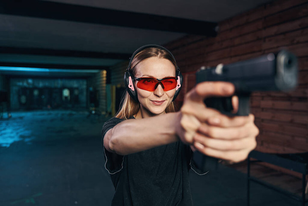 Jovem mulher concentrada em atirar em um alvo - Foto, Imagem