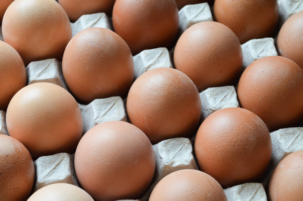 Vista ravvicinata delle uova di pollo biologiche nel vassoio di carta - Foto, immagini
