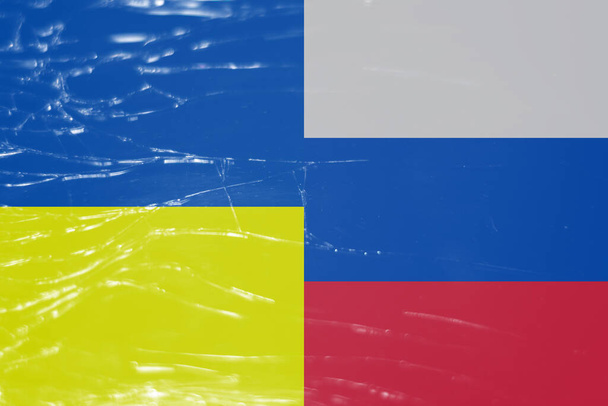 Bandera de Rusia y Ucrania.Cracked Glass Of Display Screen.Primer plano de una pantalla rota agrietada. - Foto, Imagen