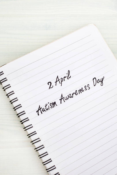 2. April Tag des Autismus-Bewusstseins auf Notizbuch geschrieben - Foto, Bild