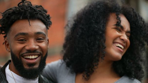 黒人のカップルを受け入れるアフリカの男と女抱擁ポーズ - 写真・画像
