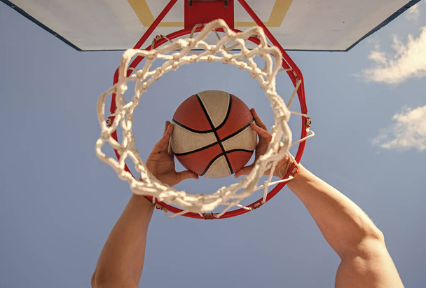 Profesyonel oyuncu. Spor başarısı. Basketbol maçında skor. - Fotoğraf, Görsel