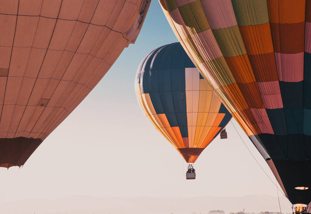 熱気球 – 自由と冒険の概念 - 写真・画像