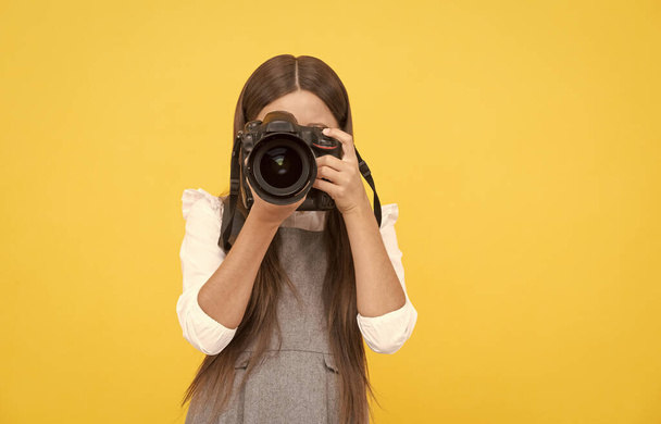 幸せな10代の女の子の写真家は、デジタル写真カメラ、コピースペース、写真を撮る - 写真・画像