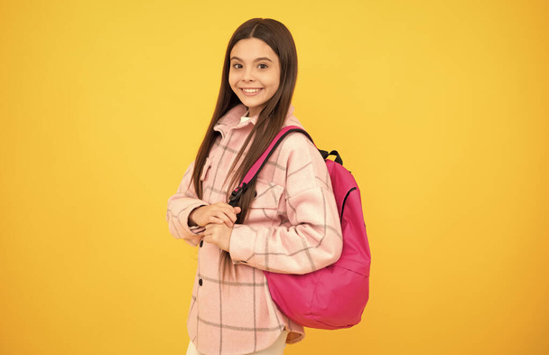 Mutlu genç kız pembe kareli gömlek giyiyor okul çantası, okul çantası taşıyor - Fotoğraf, Görsel
