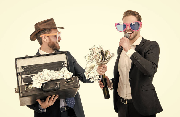 Schausteller verkünden glücklichen Jackpot-Gewinner mit Geldkoffer in Weiß - Foto, Bild