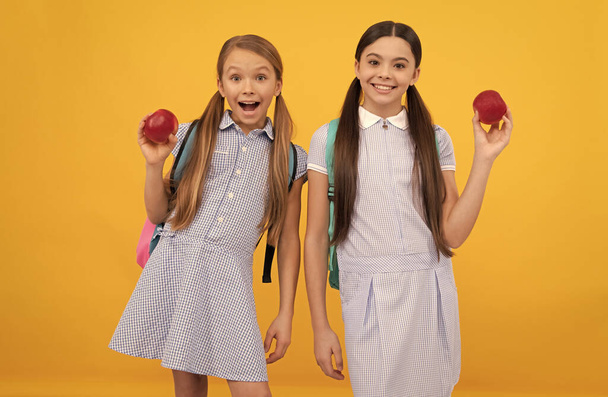 Comida saludable para niños. Los niños felices sostienen manzanas. Nutrición escolar. Educación alimentaria. Volver a la merienda escolar - Foto, imagen