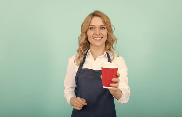 femme heureuse barista dans cuisinier tablier boisson à emporter café, boisson - Photo, image