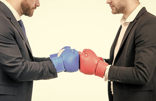 Contacto. Homens lutadores vista cortada. Empresários lutam com luvas de boxe. Combate ao conflito - Foto, Imagem