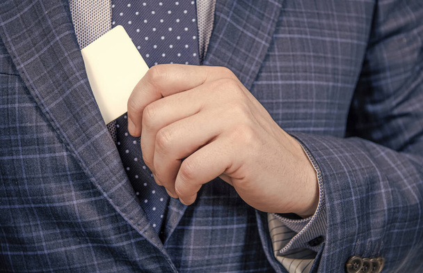 Mão masculina puxar cartão de identidade de jaqueta terno formal vista recortada, identificação, espaço de cópia - Foto, Imagem