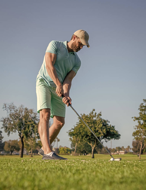 staande man golfen spel op groen gras, golfen - Foto, afbeelding