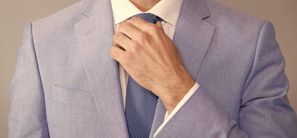 Geschäftserfolg. Geschäftsmann mit Anzug und Krawatte. Herrengarderobe und Stil. - Foto, Bild