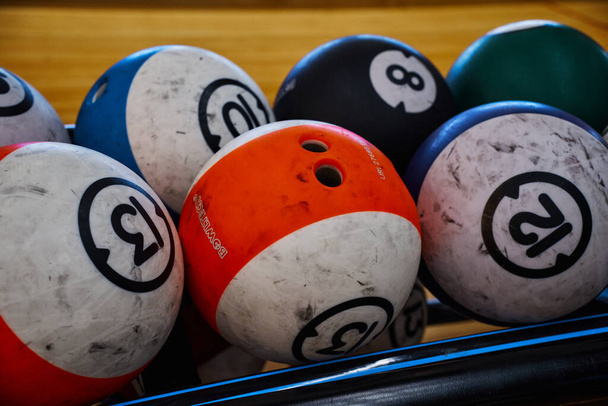 Використовувані кульки різних кольорів для гри в боулінг
 - Фото, зображення