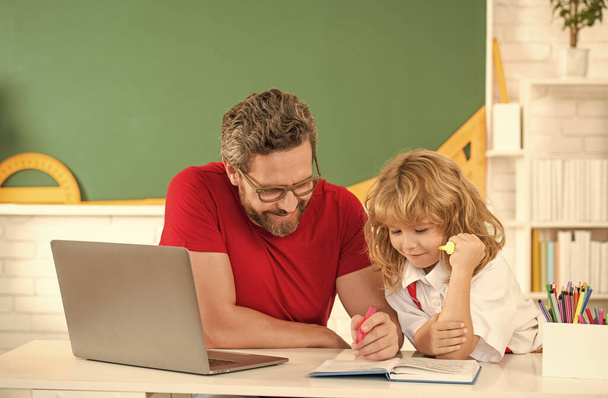 enseignant et élève étude en classe avec ordinateur portable, éducation - Photo, image
