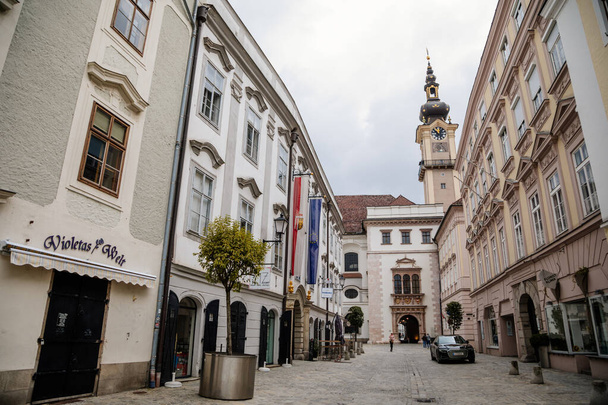 Linz, Autriche, 29 août 2021 : Landhaus Parliament of Upper Austria, Façade de bâtiments baroques colorés dans le centre historique de la ville médiévale, tour de l'horloge le jour de l'été, maisons de la Renaissance - Photo, image
