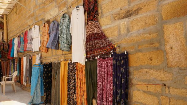 Κρεμάστηκε πολύχρωμα ρούχα στην ινδική αγορά δρόμο - Φωτογραφία, εικόνα