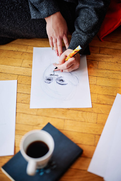 Hände eines Mädchens zeichnen Porträt auf Papier. - Foto, Bild