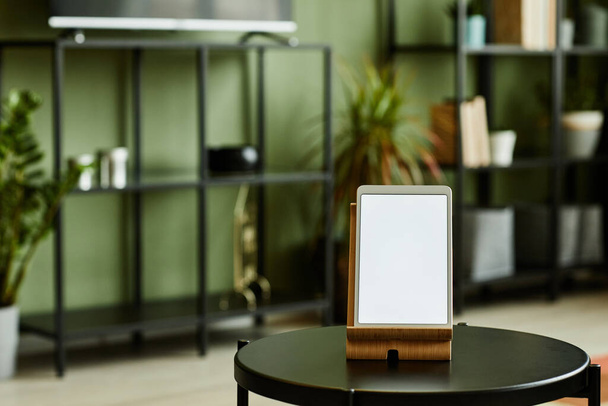 Image de fond de la tablette numérique avec écran blanc sur la table avec système de maison intelligente, espace de copie - Photo, image