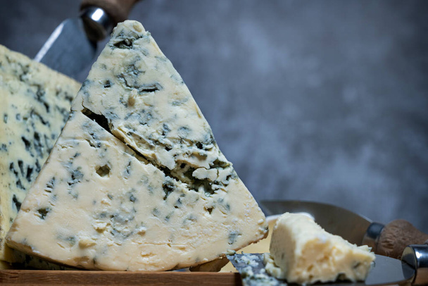 Gran triángulo de queso azul con sus setas y su delicioso y apestoso olor penetrante - Foto, imagen