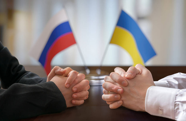 Διαπραγμάτευση μεταξύ Ruassia και Ουκρανίας. Έννοια της διπλωματίας. - Φωτογραφία, εικόνα