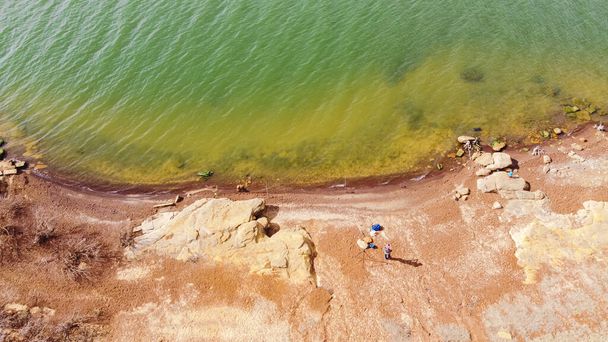 アメリカテキサス州グラヴィーン湖の岩礁海岸線に沿った空中ビュー家族の釣り活動 - 写真・画像