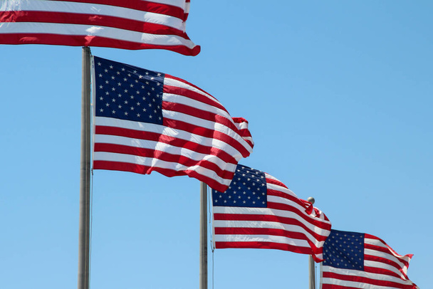 Ηνωμένες Πολιτείες σημαία κυματίζει στο μπλε του ουρανού - Φωτογραφία, εικόνα