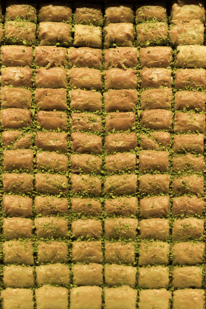 Draufsicht auf ein perfekt gekochtes Blech türkischen Kadayif mit Pistazien. Ideales Foto für Menü und Anzeigenseite. Selektiver Fokus. - Foto, Bild