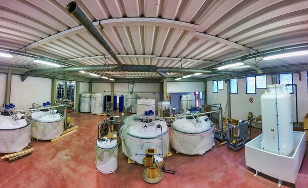 Vista panorámica de tuberías en una planta de purificación de agua, concepto industrial - Foto, Imagen