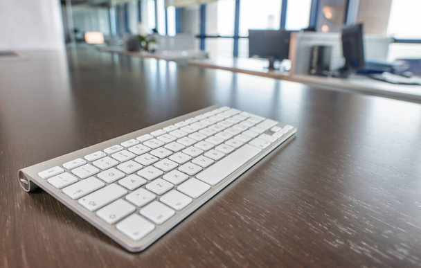 Современная беспроводная клавиатура на современном офисном столе. Концепция бизнеса - Фото, изображение