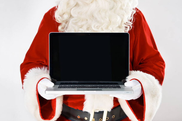 Nyní můžete napsat svůj seznam přání. Stříhaný portrét otce Vánoc držícího notebook - izolovaný na bílém. - Fotografie, Obrázek