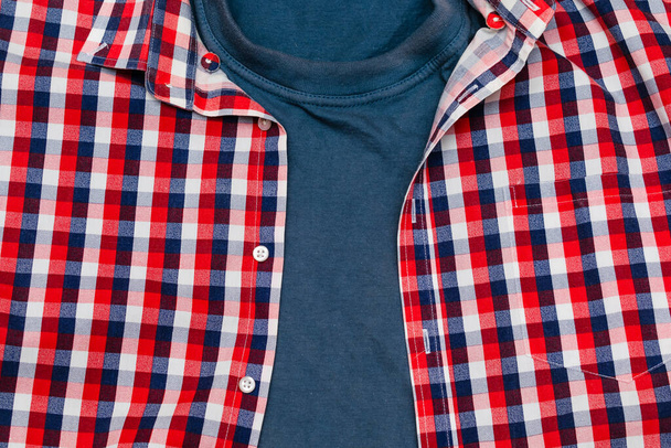 Klassisches Männer-Poloshirt mit lässigem Karo und T-Shirt in Großaufnahme mit geknöpftem Kragen, rot-blaue Farbe. Kleidung aus lebhaftem Baumwollmaterial. modernes modisches Einkaufen. - Foto, Bild