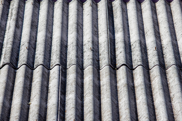 Pohled na azbestový list používaný při zastřešení venkovní garáže - Fotografie, Obrázek