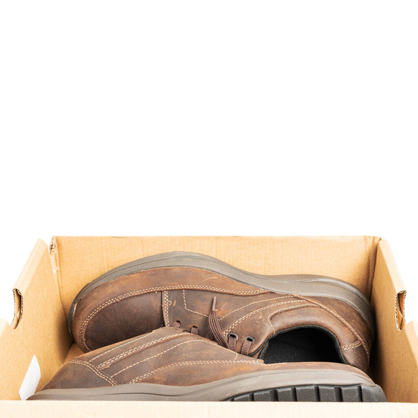 Egy pár új barna bőr sétáló cipő a dobozban, elszigetelt fehér háttér. - Fotó, kép
