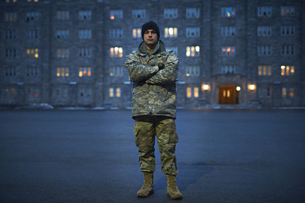 Vandaag een cadet, morgen een kolonel. Schot van een jonge soldaat die buiten stond op een koude dag op de militaire school. - Foto, afbeelding
