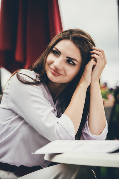 Sorrindo jovem mulher de cabelos escuros em um café - Foto, Imagem