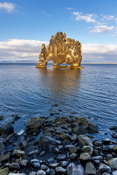 Dinosaurierfelsen namens Hvitserkur an der Küste im Norden Islands - Foto, Bild