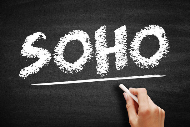 SOHO Small Office Home Office - kategoria biznesu lub branży domków, która obejmuje od 1 do 10 pracowników, akronim na tablicy - Zdjęcie, obraz