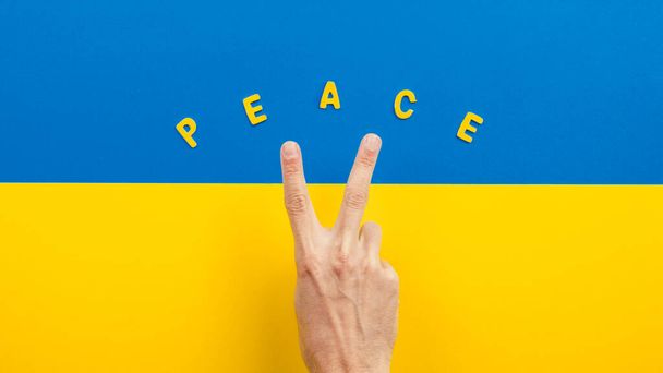 Kézzel írt szöveg béke a zászló Ukrajna - Fotó, kép